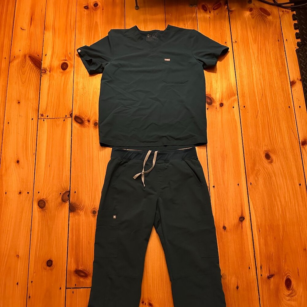 Set of Figs Scrubs size Large in Hunter Green